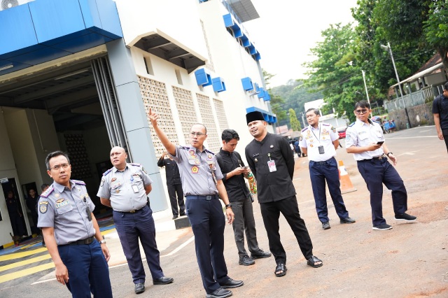 Wakil Bupati Purwakarta Abang Ijo Hapidin saat di Dishup Purwakarta. /Istimewa