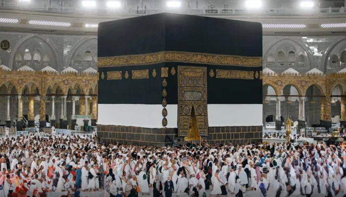 Kain Kiswah Ka’bah Masjidil Haram Dinaikan, Tanda Dimulainya Ibadah Haji 2025