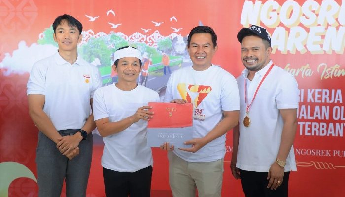 “Ngosrek” Purwakarta Tercatat Rekor MURI Bersih-bersih Jalan dengan Peserta Terbanyak