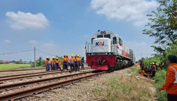 Proses Evakuasi Kereta Api Argo Bromo Anggrek Anjlok di Subang
