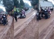 Viral! Pengendara Motor di Purwakarta Tergilincir Akibat Tanah Merah Lapisi Jalan di Purwakarta